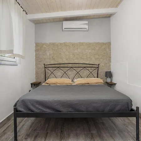 Letizia House شقة شينيسي